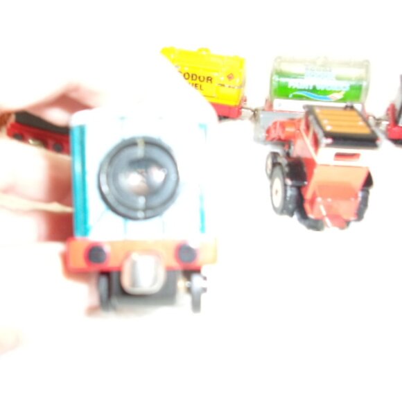 T-176 ST OF 10 THOMAS THE TRAIN MAGNETIC CONNECTING CARS - Picture 7 of 8